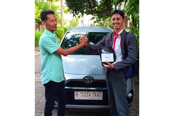 DEC New Sienta V Silver